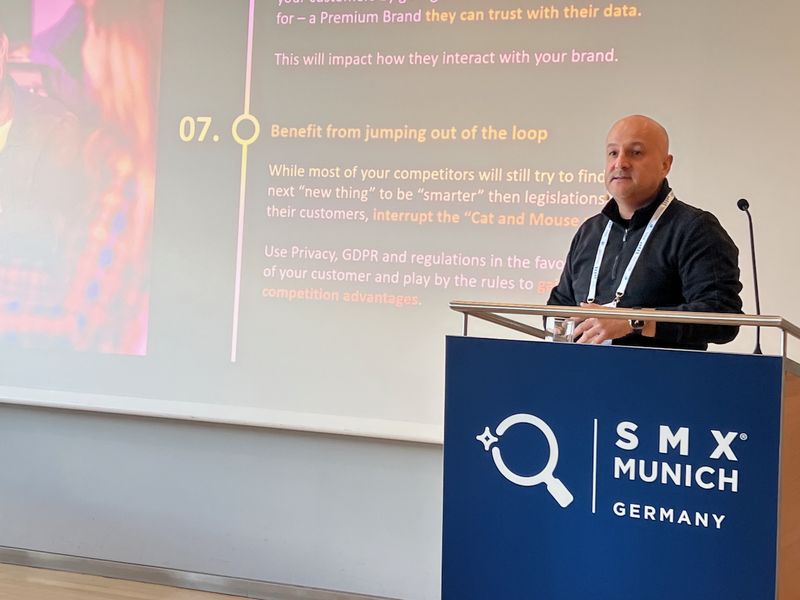 Nuno Assis speaking at SMX Munich
